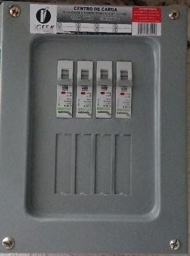 Centro de carga con interruptores termomagnéticos instalado por DINADOORS